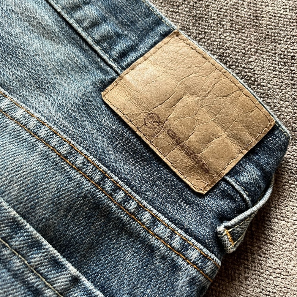 Guess Men’s Regular Straight Jeans - Slightly Distressed Wash - Picture 9 of 10